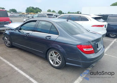 2014 Mercedes-Benz C 250 Luxury/Sport z USA, uszkodzony, nr VIN WDDGF4HB6EA945956